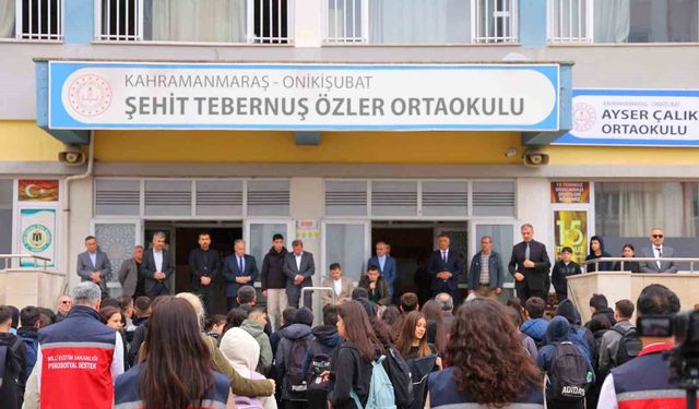 Saldırının gerçekleştiği okulun velileri çocuklarını öperek okula yolladı