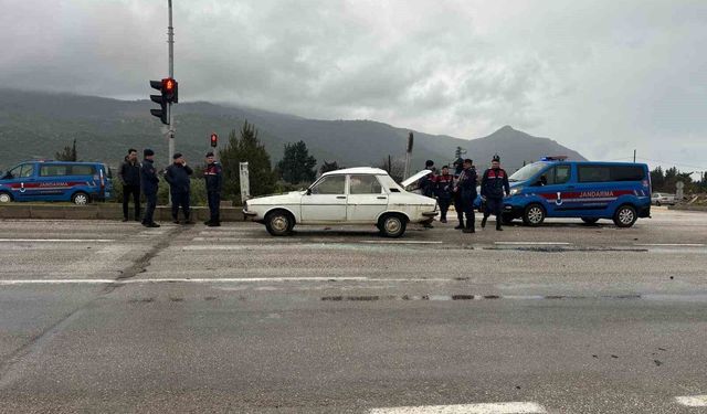 Silifke'de iki aracın karıştığı kazada 3 kişi yaralandı