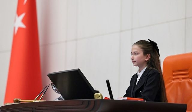TBMM çocuk özel oturumunu 6. sınıf öğrencisi İnci Yıldız Şentürk yönetti