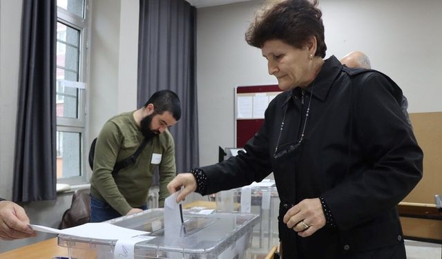 Trakya'da yaşayan çifte vatandaşlar, Bulgaristan'daki genel seçim için oy kullanmaya başladı