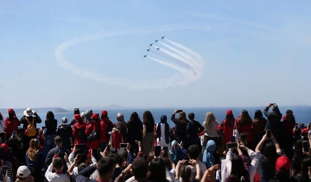 Türk Yıldızları, Çanakkale Şehitler Abidesi üzerinde gösteri uçuşu yaptı