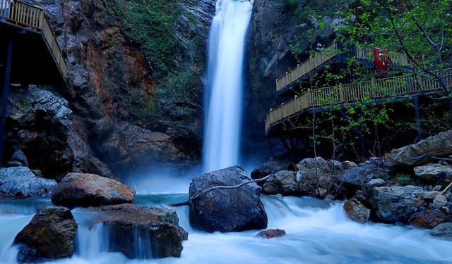 Yağışlar Karaçay Şelalesi'nin debisini artırdı