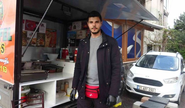 Yıllarca izlediği videolara özenen genç, hevesle başladığı işinde 1 buçuk metrekarelik seyyar tezgahında ekmek parasını kazanıyor