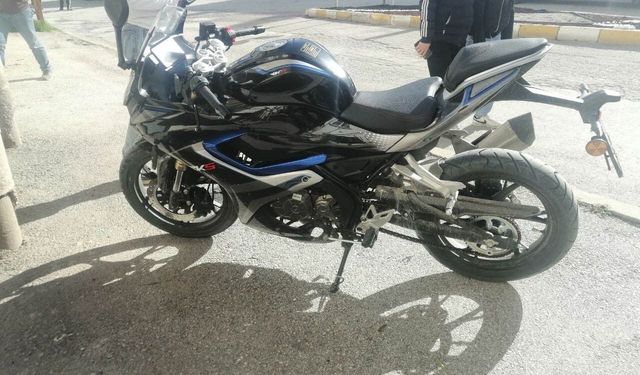 Yola savrulan motosikletin sürücüsü kaskı sayesinde kurtuldu