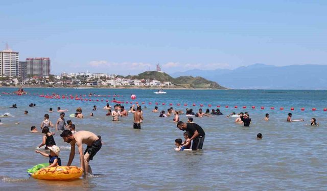 Adana'da bayramın son gününde Yumurtalık sahili doldu taştı