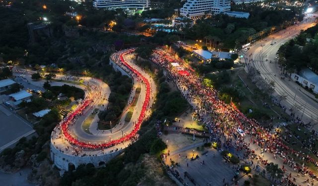 Antalya'da 400 metrelik Türk bayrağıyla fener alayı