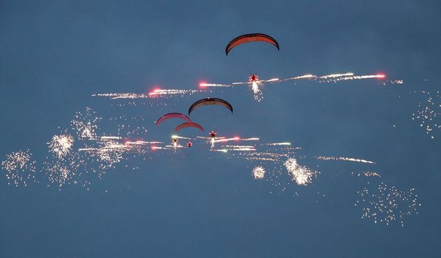 Antalya'da paramotor havai fişek gösterisi ve fener alayı düzenlendi
