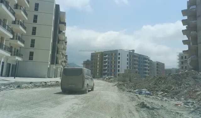 İnsanlık Mars’a Üs Kuruyor, Defne'nin Ay Sokağında Araçlar Çöküyor!