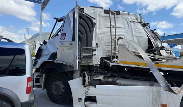 Burdur'da tır, kamyona çarptı: 1 yaralı