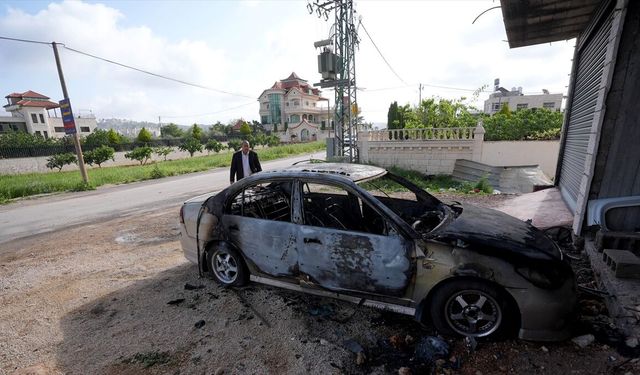 Filistin topraklarını gasbeden İsrailliler, Batı Şeria'da bir aracı ateşe verdi