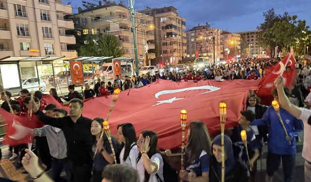 Gaziantep, Kahramanmaraş ve Şanlıurfa'da 19 Mayıs etkinlikleri kapsamında fener alayı düzenlendi