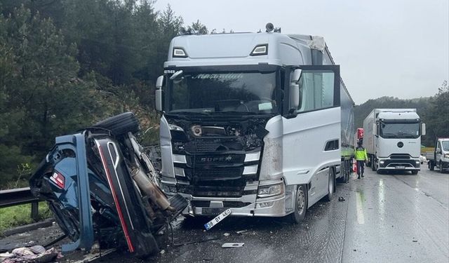 GÜNCELLEME - Tarsus-Pozantı Otoyolu'nda 3 aracın karıştığı kazada 1 kişi hayatını kaybetti, 6 kişi yaralandı