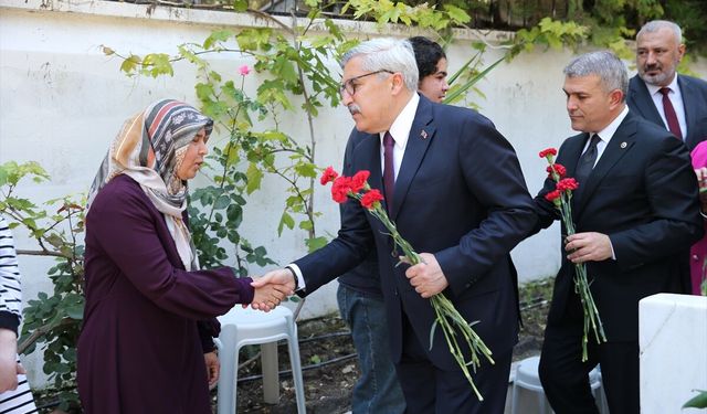 Hatay'da bayram arifesinde şehitler ve depremlerde yaşamını yitirenler anıldı