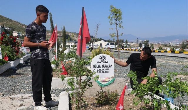 Hatay’da Bayramın İlk Gününde Mezarlıklarda Duygusal Anlar