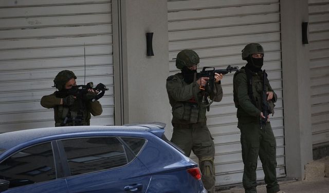 İsrail ordusu Batı Şeria'nın Nablus kentine düzenlediği baskında 3 Filistinliyi gözaltına aldı