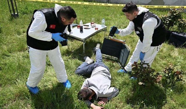 İstanbul'daki olay yeri inceleme polislerinin deliller arasındaki zorlu mesaisi