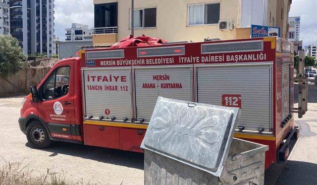 İşyerinin arkasındaki eşyalar yandı, çevreyi kara dumanlar kapladı