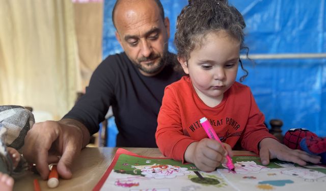 Lösemiyi yenen baba depremde 20 günlükken öksüz kalan oğluna annelik de yapıyor