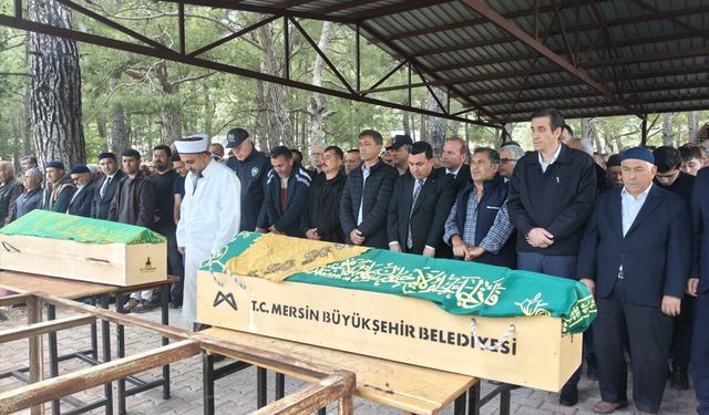 Mersin'de evde fenalaşmaları sonucu yaşamını yitiren 2 kardeşin cenazeleri defnedildi