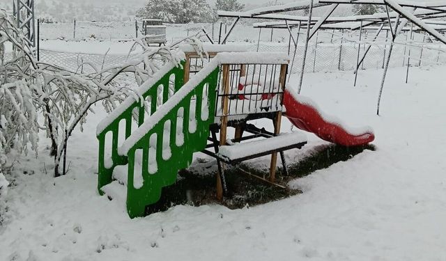 Mersin'de mayısta kar yağışı etkili oldu, yaylalar beyaza büründü