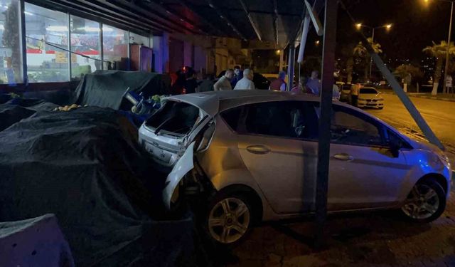 Osmaniye'de kontrolden çıkan otomobil marketin manav bölümüne girdi