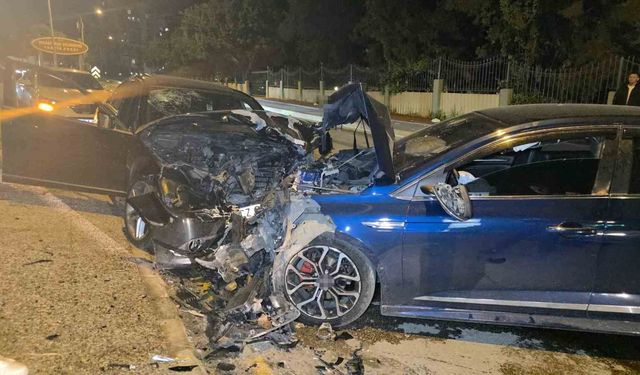 Otomobiller kafa kafaya çarpıştı: 3 yaralı