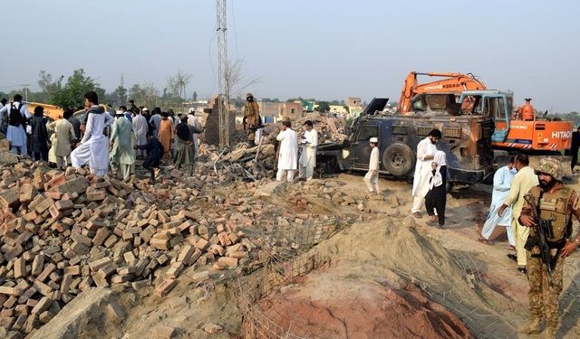 Pakistan'da düzenlenen intihar saldırısında 15 polis hayatını kaybetti