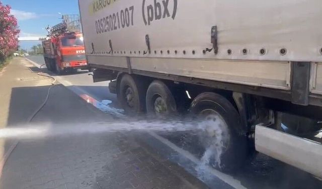 Tırın balatalarından çıkan dumana yangın tüpüyle müdahale etti