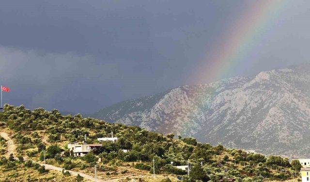 Türk bayrağı ve gökkuşağı aynı karede buluştu