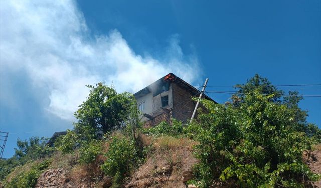 Adana'da çıkan yangında müstakil ev kullanılamaz hale geldi