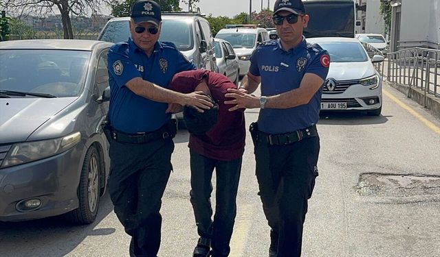 Adana'da direksiyon başında uyuyup duvara çarpan minibüsün sürücüsüne adli kontrol
