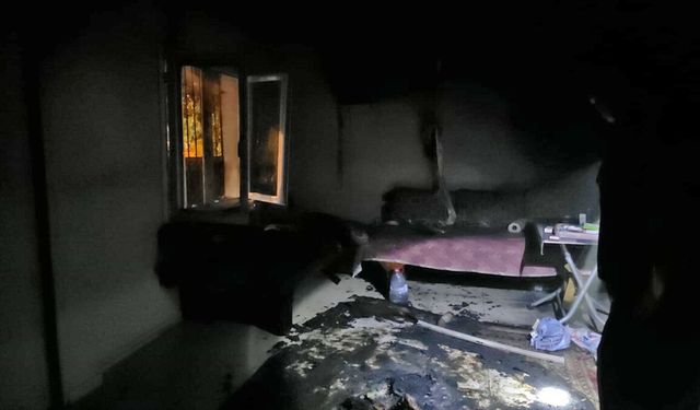Adana'da evde çıkan yangında bir kişi dumandan etkilendi