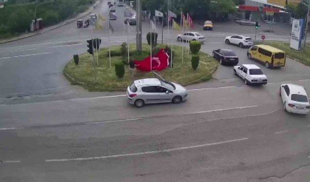 Akan trafiğe rağmen 1 dakika içerisinde Türk bayrağını yerden kaldırdılar