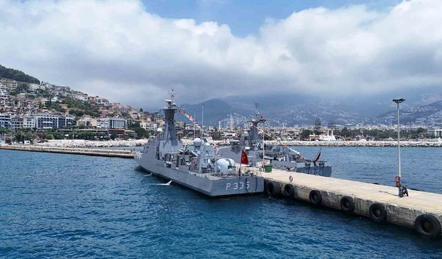 Alanya Limanı'nda savaş gemilerine yoğun ilgi