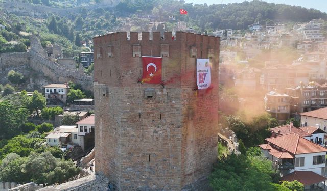 Alanya'da JAK timi, tarihi Kızılkule'de Türk bayrağı açtı