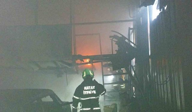 Antakya'da iş yeri alevlere teslim oldu