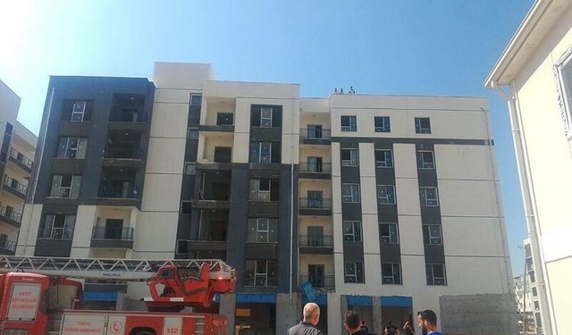Antakya'da Haklarını Alamadıklarını İddia Eden İşçiler Çatıya Çıktı