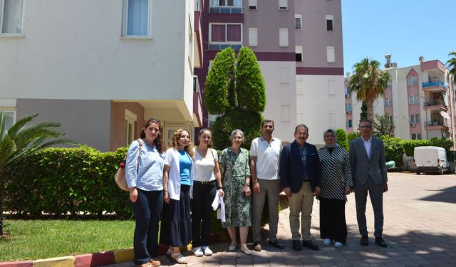 Antalya İl Sağlık Müdürü Özkan, evleri ziyaret edip aşının önemini anlattı
