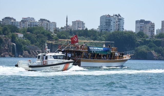 Antalya'da deniz ekosisteminin korunması için denize yapay resifler indirildi