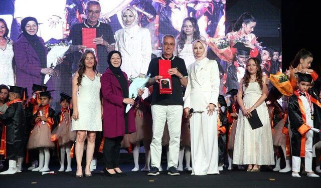 Antalya'da hayırsever Selahattin ve Hülya Onur'a teşekkür plaketi verildi