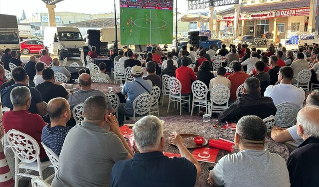 Antalya'da milli maç plajda ve toptancı halinde kurulan dev ekranlardan izlendi