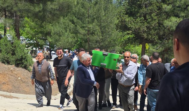 Antalya'da öldürülen öğretmen ve babasının cenazeleri Adana'da toprağa verildi