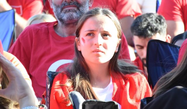 Antalya'da vatandaşlar A Milli Futbol Takımı'nın maçını dev ekrandan izledi