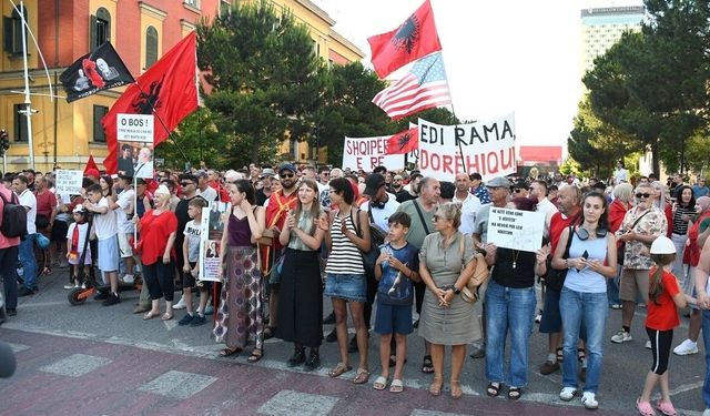 Arnavutluk'ta Zvernec'teki turizm projesine karşı gösteriler 17. gününde sürüyor