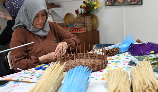 Atık kağıtlar kadınların elinde dekoratif ürünlere dönüşüyor
