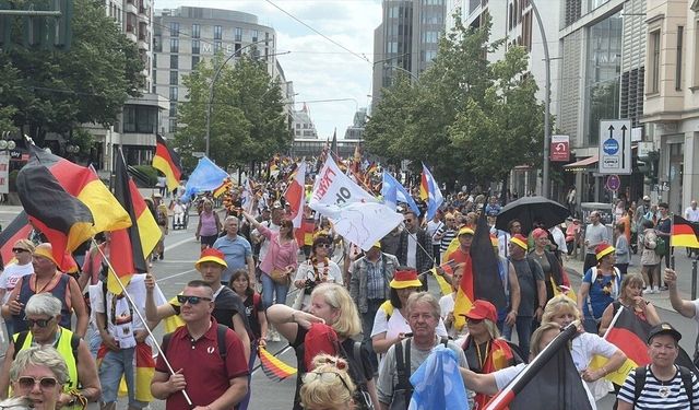 Berlin'de hükümet karşıtı gösteriye binlerce kişi katıldı