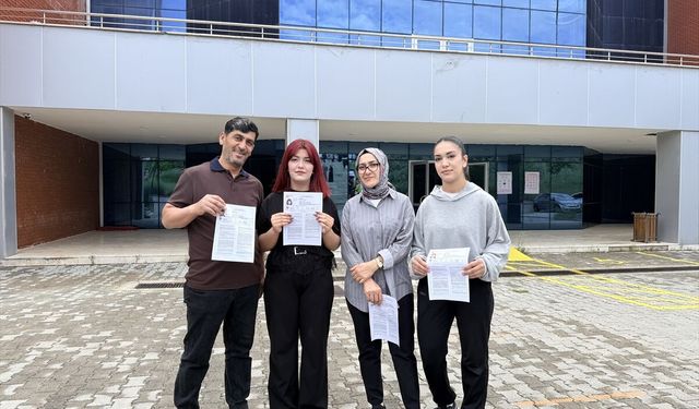 Burdur'da anne, baba ve iki kızları birlikte üniversite sınavına girdi
