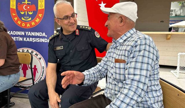 Burdur'da jandarmanın 187'nci kuruluş yıl dönümünü vatandaşlarla kutladı