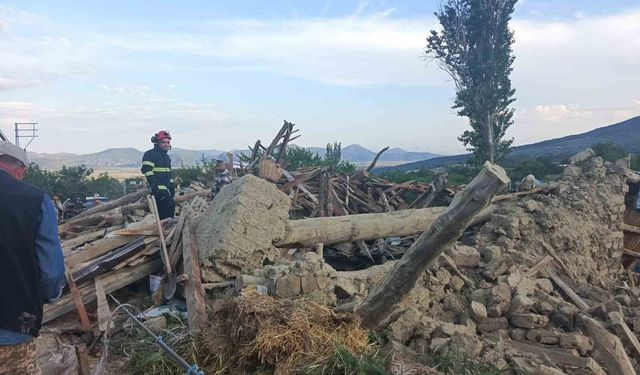 Burdur'da kerpiç ev çöktü: 2 kişi yaralandı, enkaz altındaki büyükbaş hayvan kurtarıldı