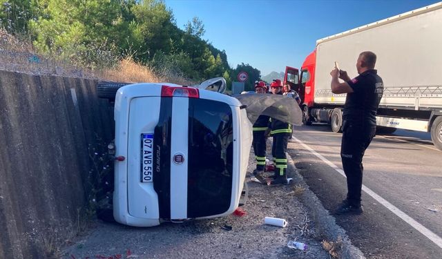 Burdur'da tırla çarpışan hafif ticari araçtaki sürücü öldü, 1 kişi yaralandı